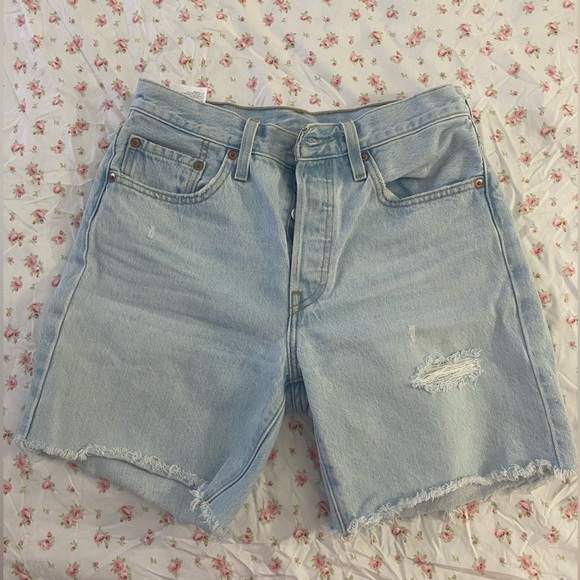 Levi’s 501 Denim Shorts- Light Wash - Picture 2 of 4